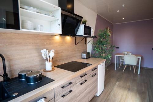 Capstay Color Valenciennes & Netflix in Airport
