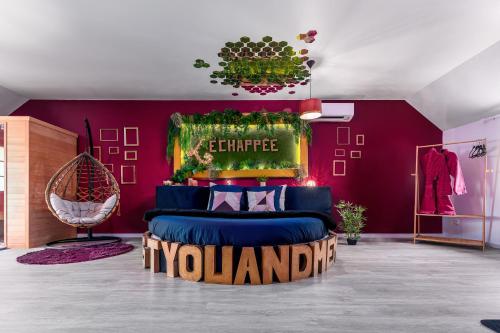 . Suite L'echappee - Maison romantique - SPA & Sauna Privatif- Pole Dance - Lit rond avec miroir au plafond