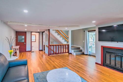 Lakefront Retreat w/ Kayaks, Grill, Fire Pit! in 坎地亞 (NH)