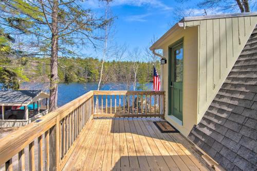 Lakefront Retreat w/ Kayaks, Grill, Fire Pit! in 坎地亞 (NH)