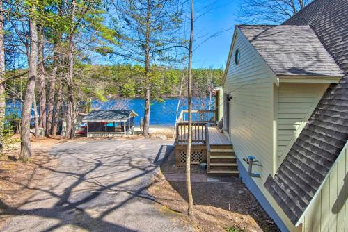 Lakefront Retreat w/ Kayaks, Grill, Fire Pit! in 坎地亞 (NH)