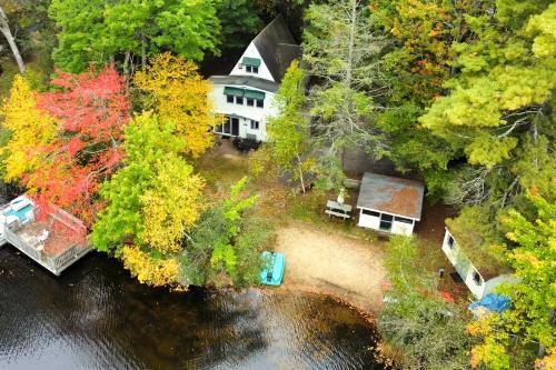 Lakefront Retreat w/ Kayaks, Grill, Fire Pit! in 坎地亞 (NH)