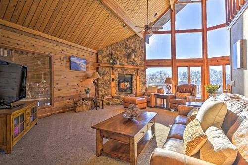 Lodge with Indoor Pool, Along Devils Lake Park, Merrimac