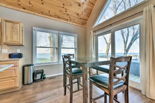 Lakefront Lexington Escape Steps to Beach! in Lexington, USA