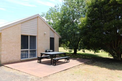 Bells Beach Cottages - Pet friendly cottage with wood heater