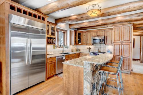 Luxury Log Lodge With Hot Tub & Great Views - 500 Dollars Of FREE Activities & Equipment Rentals Daily in Winter Park, USA