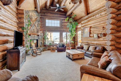 Luxury Log Lodge With Hot Tub & Great Views - 500 Dollars Of FREE Activities & Equipment Rentals Daily in Winter Park, USA
