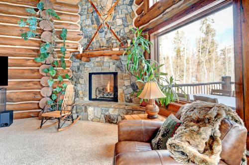 Luxury Log Lodge With Hot Tub & Great Views - 500 Dollars Of FREE Activities & Equipment Rentals Daily in Winter Park, USA