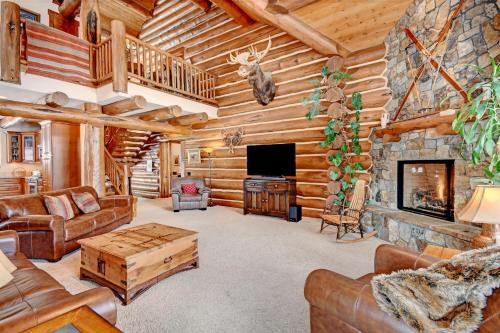 Luxury Log Lodge With Hot Tub & Great Views - 500 Dollars Of FREE Activities & Equipment Rentals Daily in Winter Park, USA