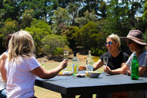 Bells Beach Cottages - Pet friendly cottage with wood heater