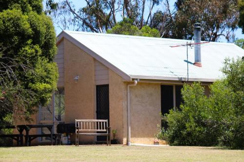 Bells Beach Cottages - Pet friendly cottage with wood heater