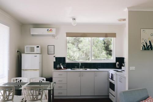 Bells Beach Cottages - Pet friendly cottage with wood heater