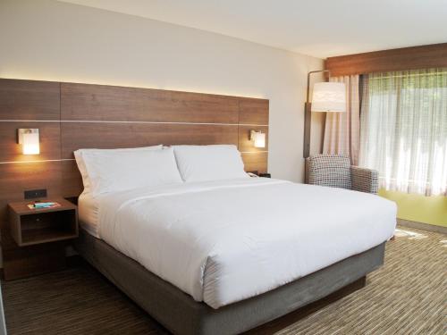 1 king bed, 1 sofa bed