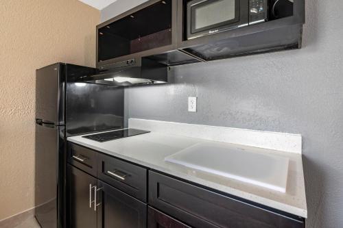 Suburban Extended Stay Hotel - image 6