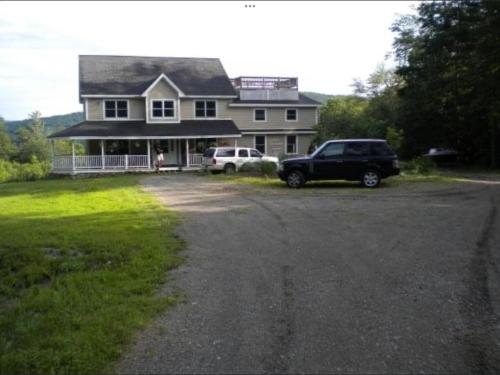 WELCOME Hikers, Bikers, boaters n trailers etc plenty of PRIVATE parking in Wilmington, USA