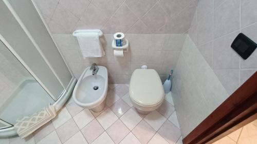 One-Bedroom Apartment image 5
