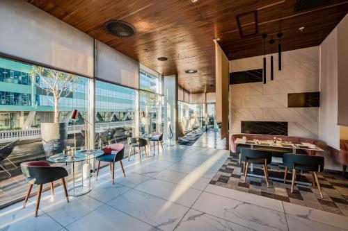 Restaurant, Radisson Blu Gautrain Hotel, Sandton Johannesburg in Johannesburg