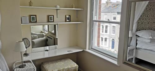 Picture of Flat 12 Sebastian Court - 2 Beds With A Four Poster