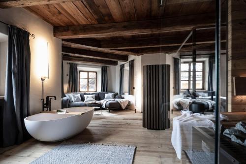 room detail thumbnail 2