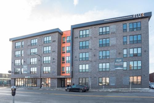 Frontdesk FLUX Apts Downtown Des Moines - image 7