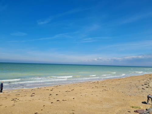 Les Pieds Dans l'Eau in Bernieres-sur-Mer