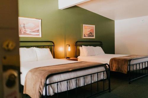 2 queen beds