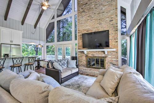 . Brookeland Resort Cabin w/ Golf + Lake Access