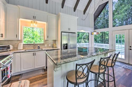 Brookeland Resort Cabin with Golf and Lake Access in Brookeland, USA