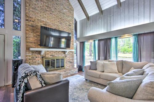 Brookeland Resort Cabin with Golf and Lake Access in Brookeland, USA