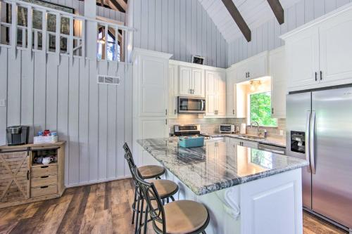 Brookeland Resort Cabin with Golf and Lake Access in Brookeland, USA