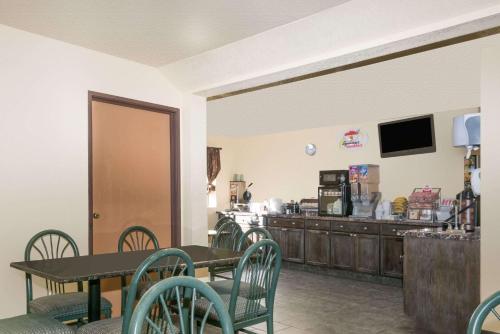 ห้องอาหาร, ซูเปอร์ 8 บาย วินด์แฮม โทปิคา/วานาเมเกอร์ โร้ด/I-70 (Super 8 By Wyndham Topeka/Wanamaker Rd/I-70) in โทเพกา (KS)