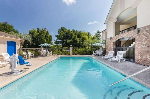 Howard Johnson by Wyndham Savannah GA