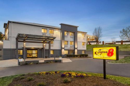 Super 8 by Wyndham Nashville Airport North