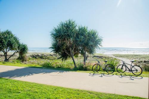 STYLISH BEACHSIDE PARADISE I SUNLIT COMFORT on THE GOLD COAST