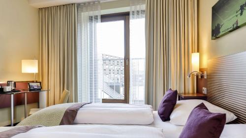 Standard Twin Room image 7