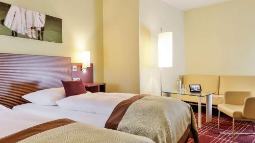 Standard Twin Room image 8
