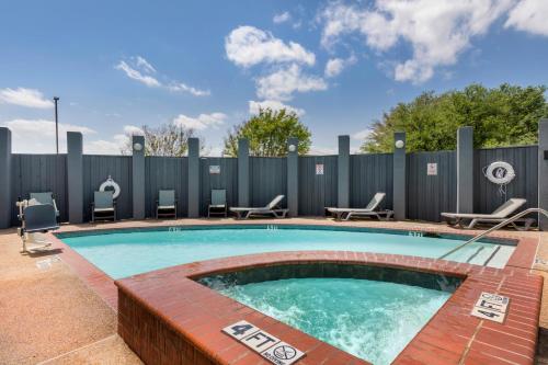 Comfort Suites DFW Airport - image 7