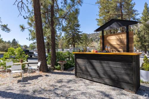 Bar/Lounge, Grand Pine Cabins in Wrightwood (CA)