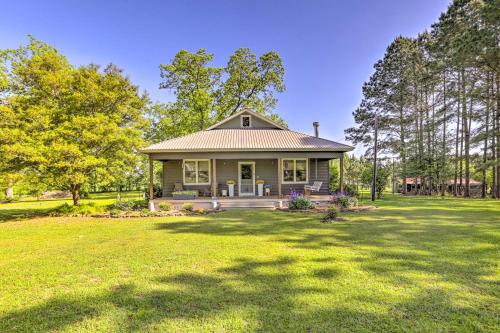 Peaceful Cairo Farmhouse with Barn and Fire Pit