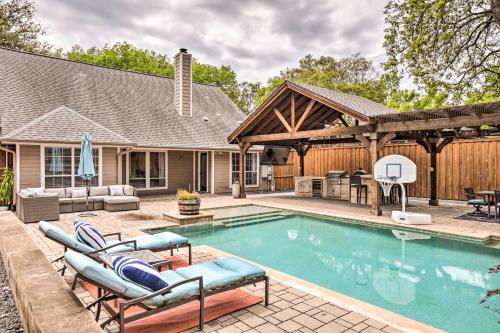 Updated Dallas Getaway with Outdoor Kitchen! in Dallas, USA