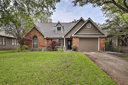 Updated Dallas Getaway with Outdoor Kitchen! in Dallas, USA