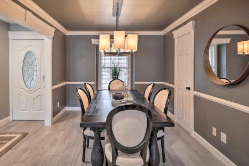Updated Dallas Getaway with Outdoor Kitchen! in Dallas, USA