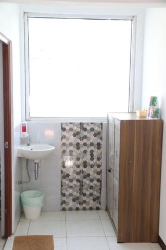 a bathroom with a toilet, sink, and tub, Mj'S Guesthouse Dog Lovers in Bandung