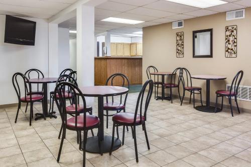 Super 8 by Wyndham Tomah Wisconsin - image 10