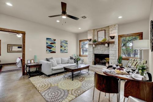 New Hill Country Dream House with pool Table and Firepit and GameShed - image 2