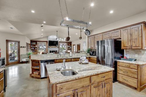 New Hill Country Dream House with pool Table and Firepit and GameShed - image 7