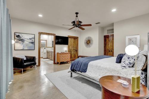 New Hill Country Dream House with pool Table and Firepit and GameShed - image 9