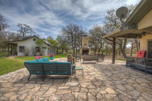 New Hill Country Dream House with pool Table and Firepit and GameShed - image 10