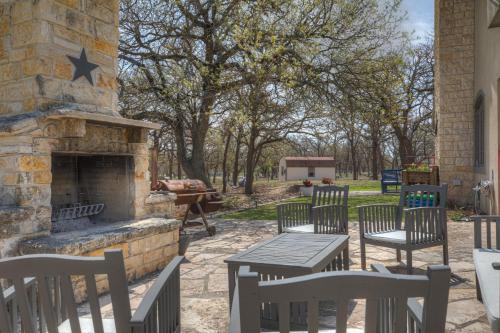 New Hill Country Dream House with pool Table and Firepit and GameShed - image 12