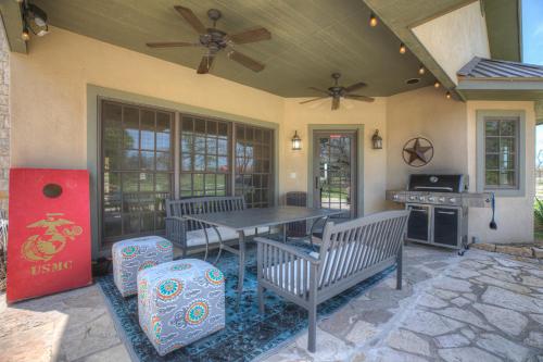 New Hill Country Dream House with pool Table and Firepit and GameShed - image 13
